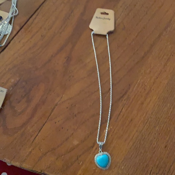 🔥Sale!🎈New! 🌿Beautiful Heart set! 18” Necklace and matching Heart Earrings 💕 - Picture 4 of 4